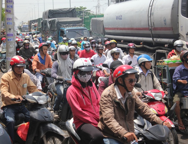 
	Giao thông qua khu vực này ùn tắc kéo dài hơn 3km