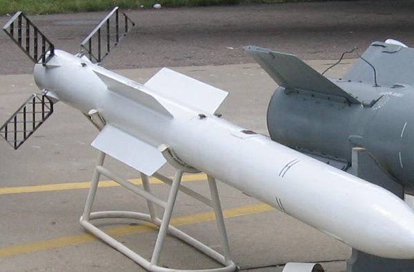 Cũng theo Moscow Defence Brief, Việt Nam đã mua số lượng nhỏ tên lửa không đối không tầm trung R-77 (trong ảnh). Việc chuyển giao được thực hiện trong năm 2004.