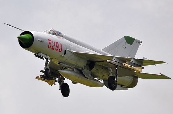 Loại tên lửa đối không thứ 2 thường được trang bị trên tiêm kích MiG-21 là Molniya R-60. Trong ảnh là tiêm kích MiG-21 mang 2 đạn tên lửa R-60 trên cánh.
