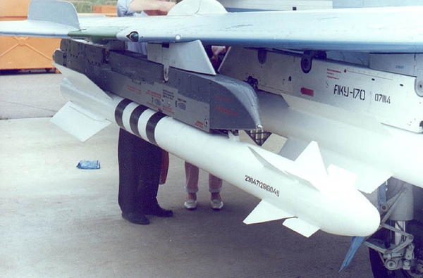 Cùng với quá trình mua sắm máy bay chiến đấu thế hệ mới sau năm 1990, kho tên lửa đối không của Việt Nam cũng được trang bị thêm một số loại. Theo tạp chí Moscow Defence Brief (số ra tháng 4/2008), Việt Nam ký hợp đồng mua khoảng 200 tên lửa không đối không tầm nhiệt R-73E. Toàn bộ tên lửa được chuyển giao trong giai đoạn 1995-2004.
