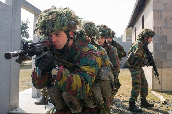 Xem lính dù Bỉ tập trận đột kích khủng bố