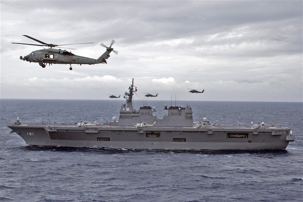 Cận cảnh tàu chở trực thăng khổng lồ của Nhật Bản