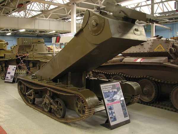 Quân đội Anh muốn một loại xe tăng đơn giản nhưng vẫn có thể vượt qua được chướng ngại vật như những loại xe tăng thông thường. Để đáp ứng yêu cầu này, mẫu xe tăng “bọ ngựa đã được giới thiệu vào năm 1944. Chiếc xe tăng này chỉ chở được 1 người và được thiết kế giống một con bọ ngựa.