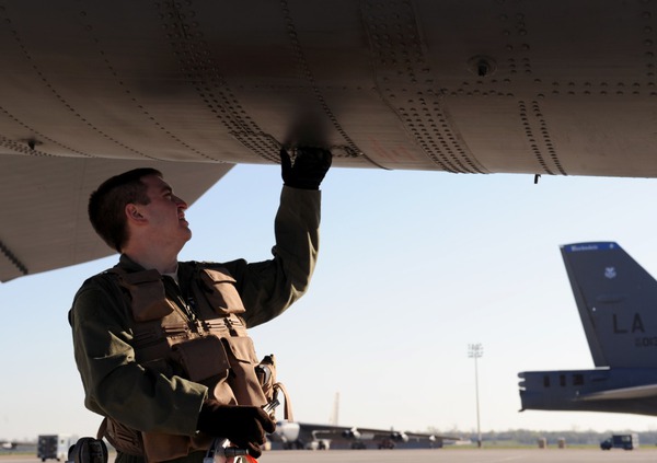 Xem quá trình kiểm tra “pháo đài bay” B-52 trước khi cất cánh