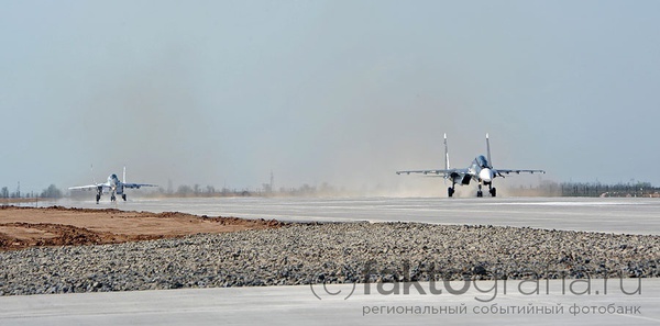 Hai chiến đấu cơ Su-30SM và MiG-29SMT nối đuôi nhau hạ cánh.