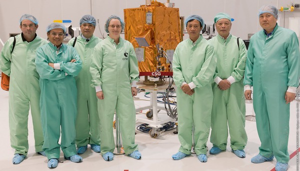 
	Vệ tinh VNREDSat-1 tại Trung tâm thử nghiệm của sân bay vũ trụ Kourou, Guyana thuộc Pháp trước khi được lắp đặt vào khoang chở hàng trên tên lửa đẩy VEGA (Ảnh: Ban quản lý dự án vệ tinh nhỏ - Viện Hàn lâm Khoa học và công nghệ Việt Nam cung cấp)
