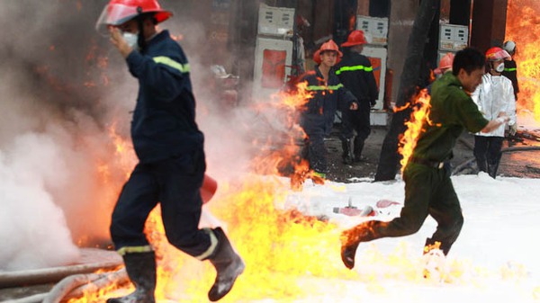 
	Hình ảnh người chiến sĩ cảnh sát bị lửa bén vào người khi đang làm nhiệm vụ (Ảnh Tuổi trẻ)