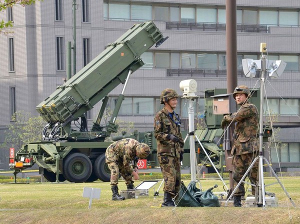 Các binh sĩ đang rắp đặt hệ thống radar và điều khiển của 