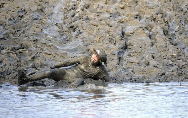 Một phụ nữ trượt trên bùn.