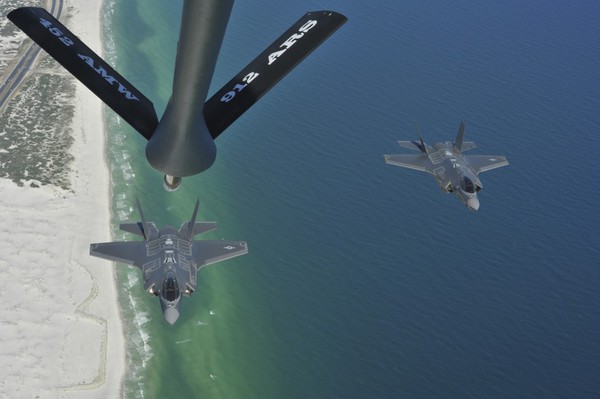 Chiến đấu cơ F-35A lần đầu tiếp nhiên liệu khi bay huấn luyện