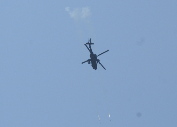 Trực thăng Apache khai hỏa.