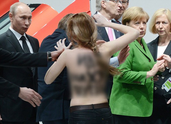
	Một phụ nữ ngực trần lao vào tấn công Tổng thống Putin, nhưng đã bị các nhân viên an ninh chặn lại.
