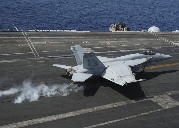 F/A-18 Hornet là một máy bay phản lực chiến đấu đa nhiệm siêu thanh hai động cơ có khả năng hoạt động trên tàu sân bay trong mọi thời tiết.