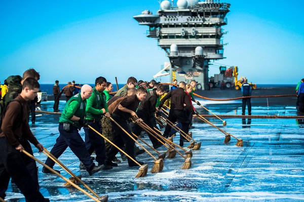 
	Khoảng 6.000 làm nhiệm vụ trên tàu sân bay Nimitz &nbsp;với 18.000 suất ăn mỗi ngày.&nbsp; Một tiệm cắt tóc phải thực hiện 1.500 lượt cắt mỗi tuần.