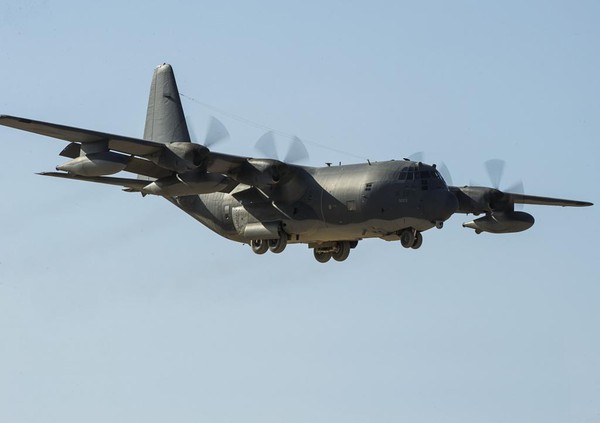 
	Một chiếc máy bay vận tải quân sự MC-130P khác chuẩn bị hạ cánh xuống Grand Bara để tham gia cuộc tập trận hỗ trợ lực lượng đặc nhiệm ở châu Phi.