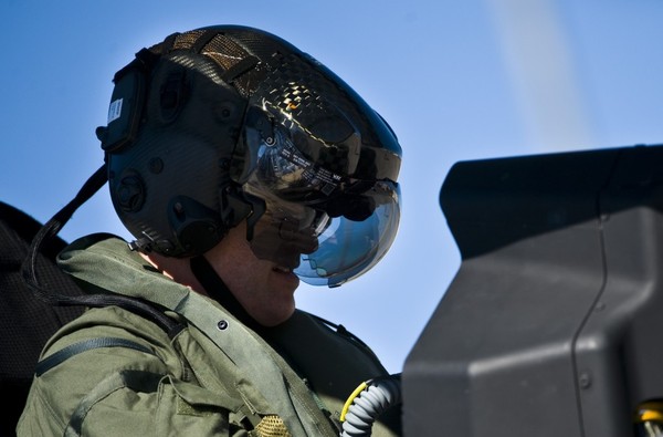 Một binh sĩ kiểm tra các thiết bị bên trong một chiếc siêu chiến đấu cơ F-35A Lightning II trước khi thực hiện sứ mệnh bay huấn luyện tại Căn cứ không quân Nellis ở bang Nevada, Mỹ.