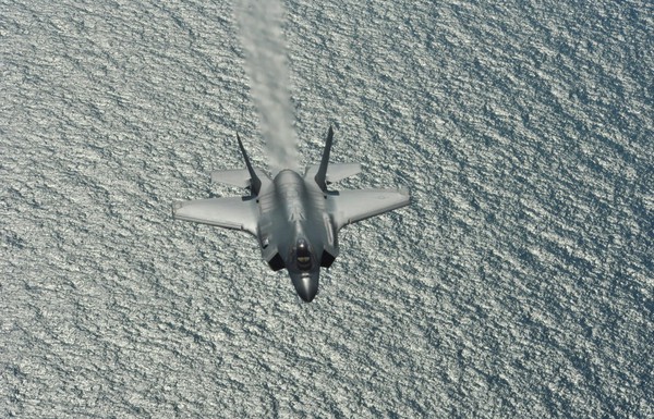 Chiến đấu cơ F-35A lần đầu tiếp nhiên liệu khi bay huấn luyện