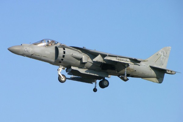 Marine AV-8B Harrier cũng là một trong những máy bay hỗ trợ mặt đất hiệu quả, nhờ khả năng có thể cất cánh theo phương thẳng đứng và có thể mang theo nhiều loại rocket và bom.