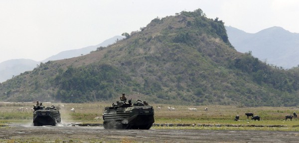 “Quái vật” lưỡng cư của quân đội Mỹ băng qua mọt con suối trong cuộc tập trận Balikatan cùng với quân đội Philippines.