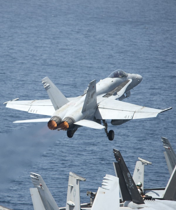 Một chiếc chiến đấu cơ F/A-18 rời khỏi tàu sân bay hạt nhân USS Dwight D. Eisenhower