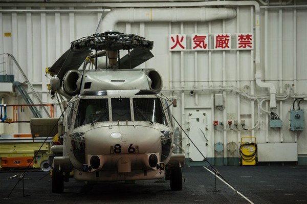 Cận cảnh tàu chở trực thăng khổng lồ của Nhật Bản