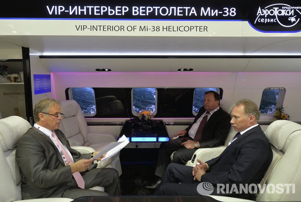 Các khách hàng VIP kiểm tra nội thất của một chiếc Mi-38.