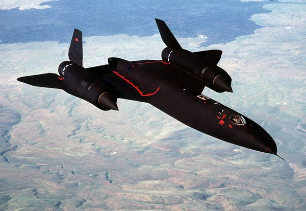 SR-71 được sơn màu xanh đen để tăng phát thải nhiệt, giảm thiểu tiết diện phản hồi radar.