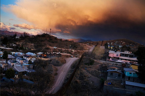 Khu vực biên giới giữa Nogales (Mexico) và Arizona (Mỹ). Đây là khu vực thường xuyên diễn ra các vụ thanh toán lẫn nhau của các băng nhóm tội phạm.