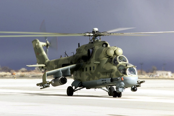 Máy bay trực thăng Mil Mi-24 của Không quân Nga có khả năng chiến đấu tầm thấp rất hiệu quả. Ưu điểm của loại máy bay này đã được thiết kế khoang chứa rộng rãi giúp nó có thể trở được 8 người. Mil Mi-24 được trang bị súng máy Yak-B với tối đa 1.470 viên đạn cỡ 12.7mm, bệ phóng tên lửa S-5, tên lửa chống tăng AT-2B và có thể mang theo tối đa 1.5 tấn bom.