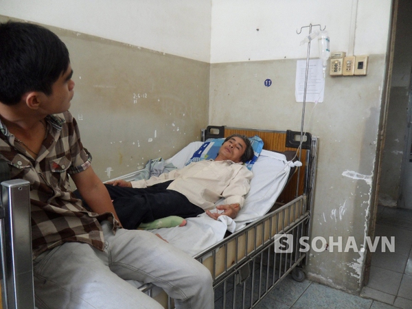 Nạn nhân Trần Quang Đợi đang được điều trị tạo bệnh viện