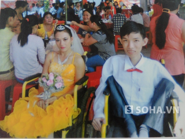 Mỗi khi nhìn vào tấm hình cưới anh Nguyễn Quốc Hùng lại cảm thấy buồn và nhớ lại ngày nào hai người được ở bên nhau