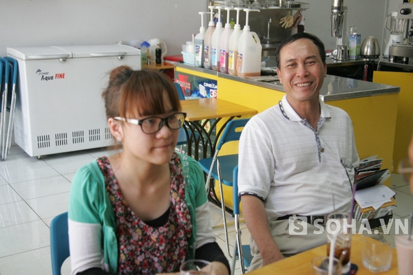 Ông Nguyễn Văn Truyền (bên phải) nghe tin con  bị cướp đã tức tốc bắt xe từ Lâm Đồng xuống TP. HCM thăm con gái.