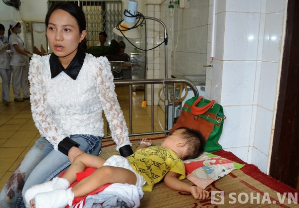 Cháu Nguyễn Huy Dũng được cấp cứu tại bệnh viện