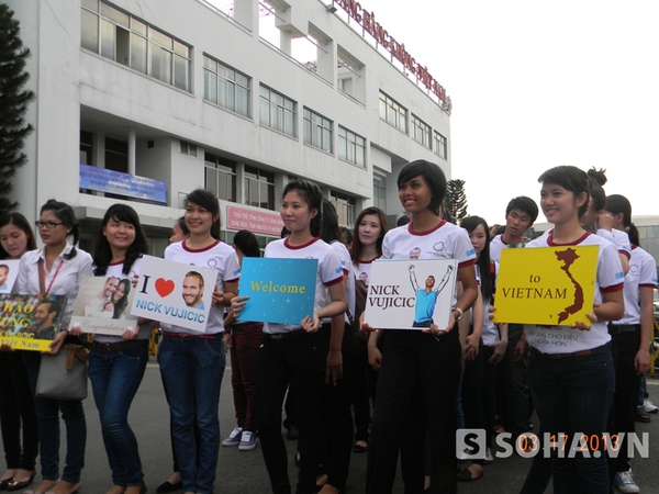 Đông đảo bạn trẻ Sài Gòn đón chàng trai diệu kỳ Nick Vujicic đến Việt Nam