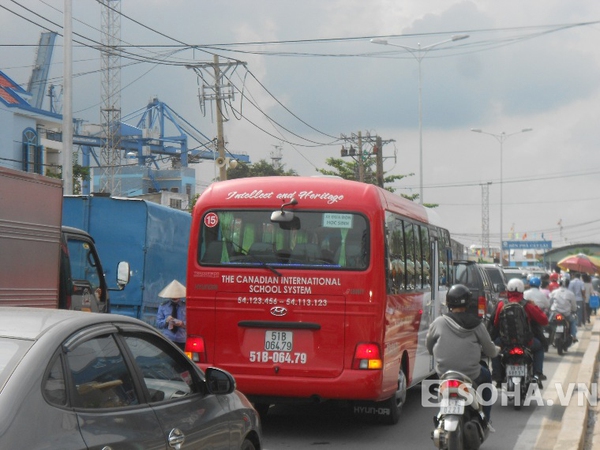 Dòng người xếp hàng mỗi lúc một dài trên đường dẫn vào phà Cát Lái