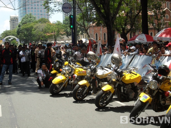 Người dân Sài Gòn đổ xuống đường đón đoàn đua xe đạp tiến về “Dinh Độc Lập”