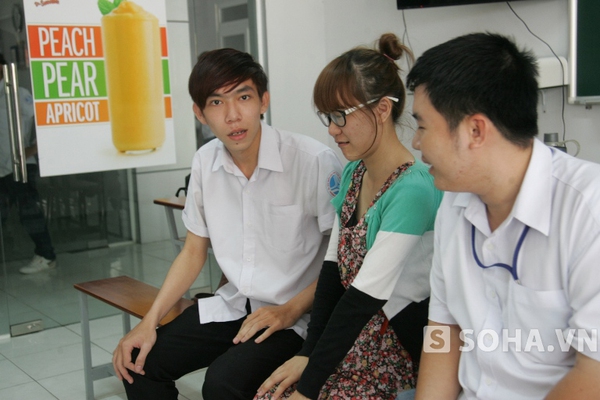 
	Các bạn cùng lớp với chị Nguyễn Thị Thái An hỏi thăm sức khỏe cô bạn mảnh khảnh nhưng dũng cảm