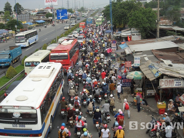 Ô tô xếp hàng dài vài km ở cửa ngõ vào TP.HCM