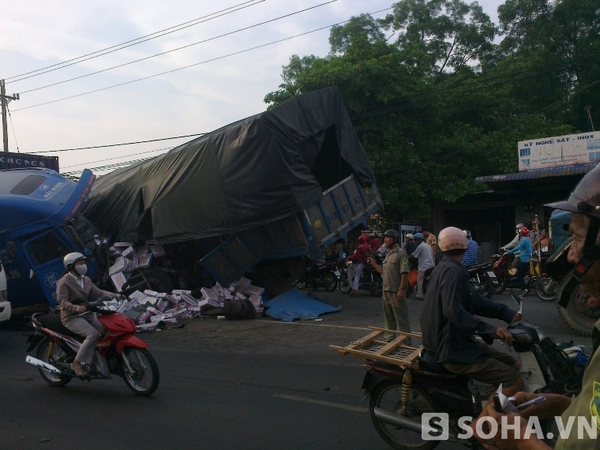 Xe tải đâm trực diện container, hàng chục tấn gạch mem văng xuống đường