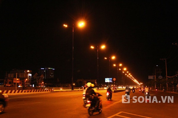 Đèn công cộng trên xa lộ Hà Nội vẫn không được tắt bớt