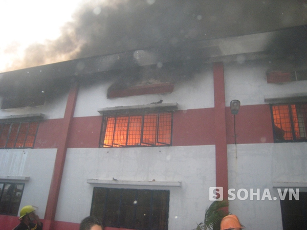 Đang cháy lớn tại khu công nghiệp Sóng Thần