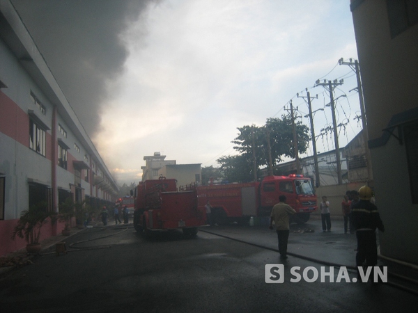 Đang cháy lớn tại khu công nghiệp Sóng Thần