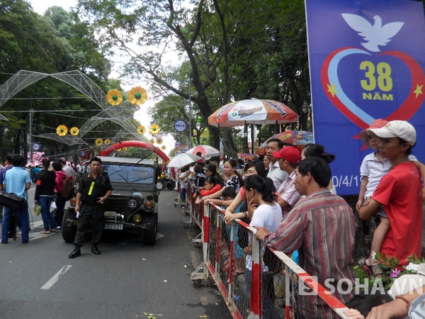 Người dân Sài Gòn đổ xuống đường đón đoàn đua xe đạp tiến về “Dinh Độc Lập”