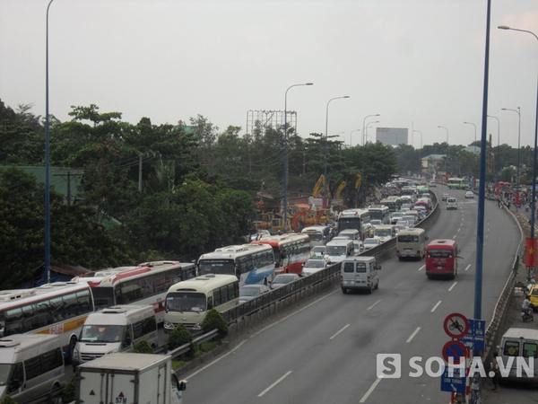 Cửa ngõ phía đông thành phố từng hàng dài ô tô xếp hàng vài km