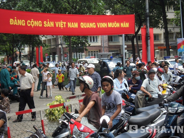 Người dân Sài Gòn đổ xuống đường cùng chung vui với đoàn đua khi cán đích trên đường Lê Duẩn trước Dinh Độc Lập
