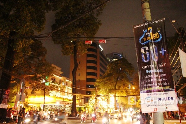 Dù có những tấm panô treo hai bên đường nhưng đường Nguyễn Thị Minh Khai vẫn sáng trưng và rực rỡ