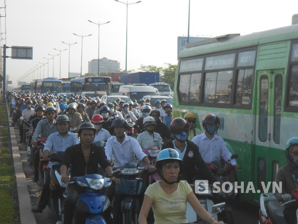Giao thông trên xa lộ Hà Nội ùn tắc nghiêm trọng