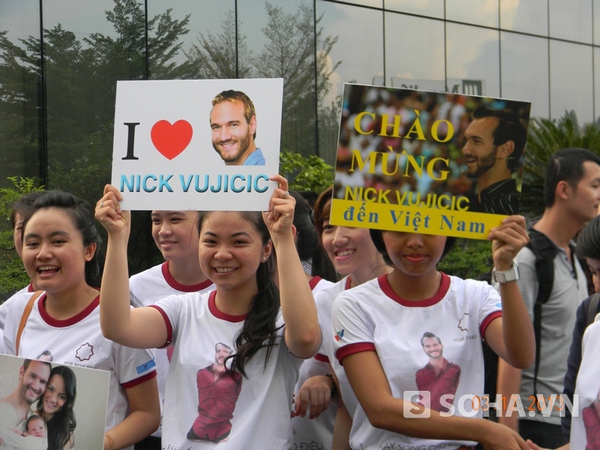 Đông đảo bạn trẻ Sài Gòn đón chàng trai diệu kỳ Nick Vujicic đến Việt Nam