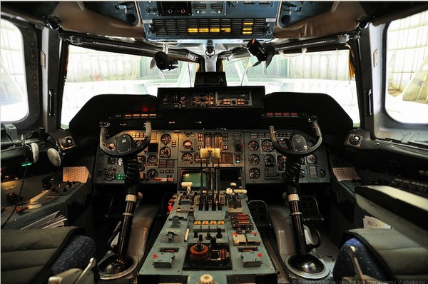 Phi đội điều khiển An-124 gồm từ 7-9 thành viên.