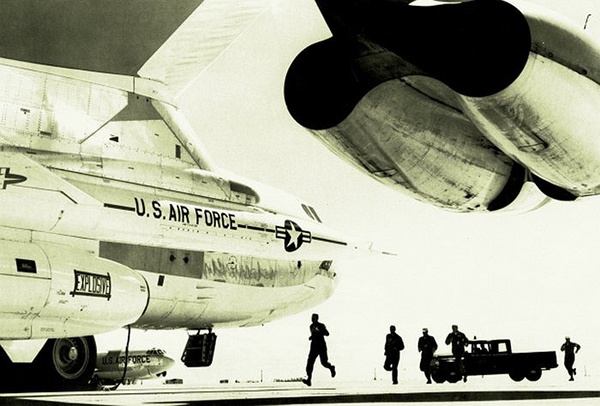 Bức ảnh chụp cảnh báo động của các sĩ quan điều khiển B-52 trong những năm 1960
